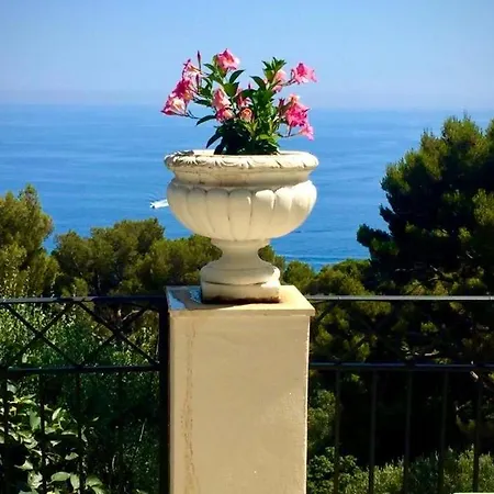 Superbe Studio Dans De Maitre Vue Mer A 2 Pas De Monaco *